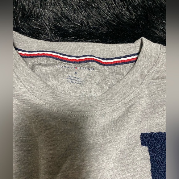 Tommy Hilfiger cropped long sleeve size medium - Picture 2 of 3